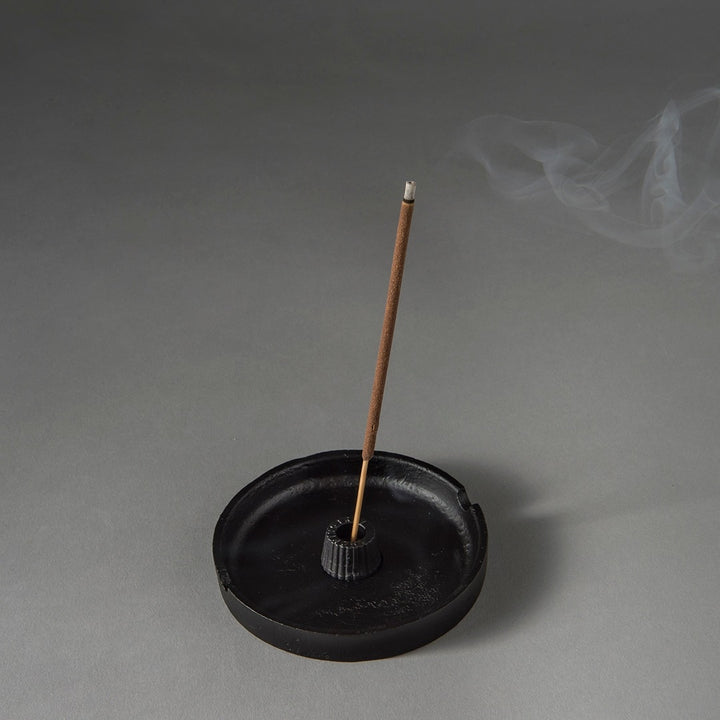 Smoke Tray Black aus Gusseisen – Räucherstäbchenhalter und Aschenbecher aus Japan