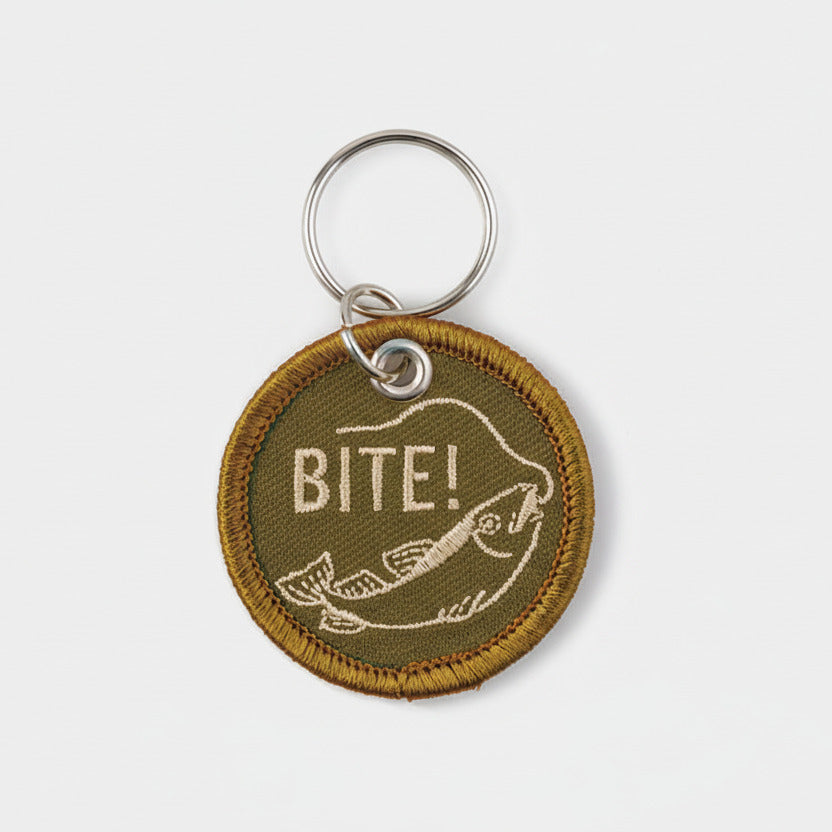Stitchwork Keychain Bite! – runder, bestickter Schlüsselanhänger mit Fisch-Motiv im japanischen New-Retro-Stil.