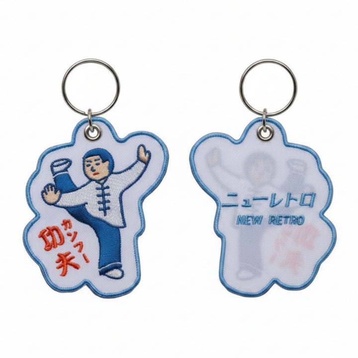 Stitchwork Keychain Kung Fu – Vorder- und Rückseite des bestickten Schlüsselanhängers mit New-Retro-Logo.