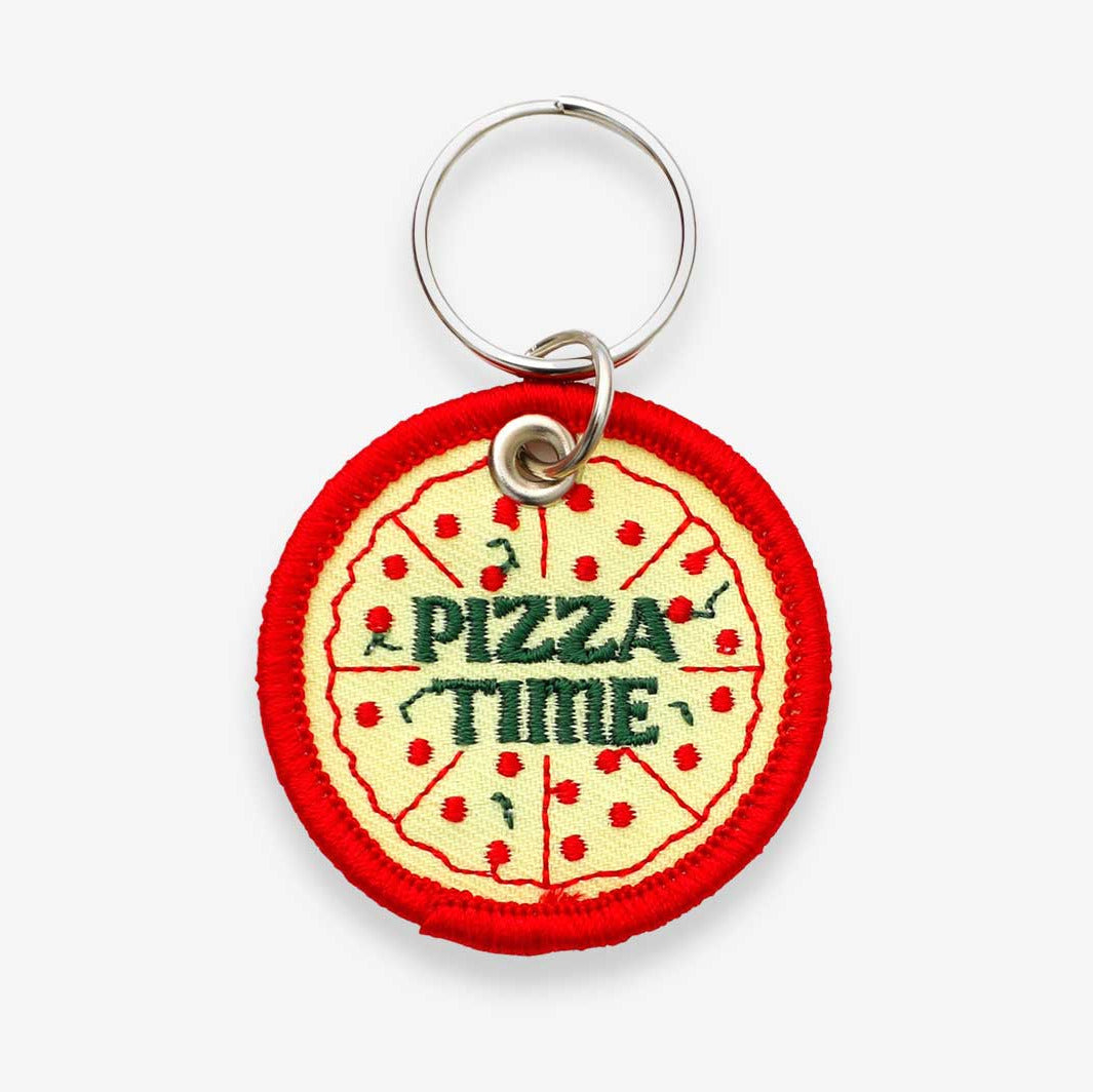 Stitchwork Keychain Pizza Time – runder, bestickter Schlüsselanhänger mit Pizza-Motiv im japanischen New-Retro-Stil.