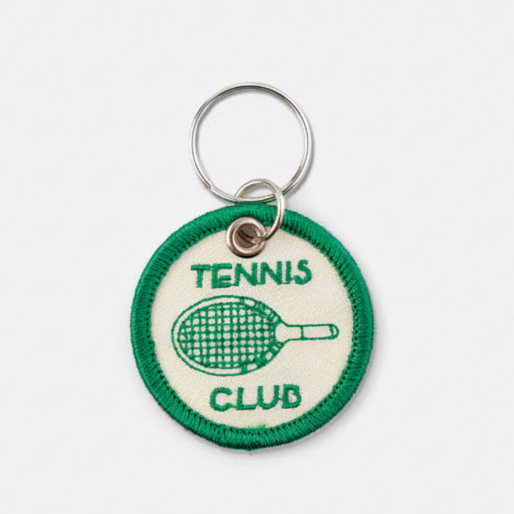 Stitchwork Keychain Tennis Club – runder, bestickter Schlüsselanhänger mit Tennisschläger im japanischen New-Retro-Stil.