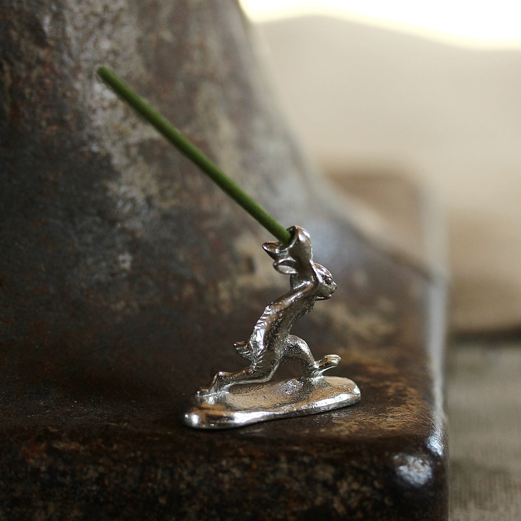 Rear view of the Chōjū-giga rabbit incense holder by Sumitani Saburo Shoten