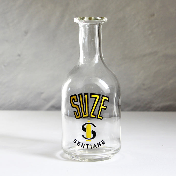 Alte französische Suze Gentiane Wasserkaraffe aus klarem Glas mit gelb-schwarzem SUZE Schriftzug und S-Logo.