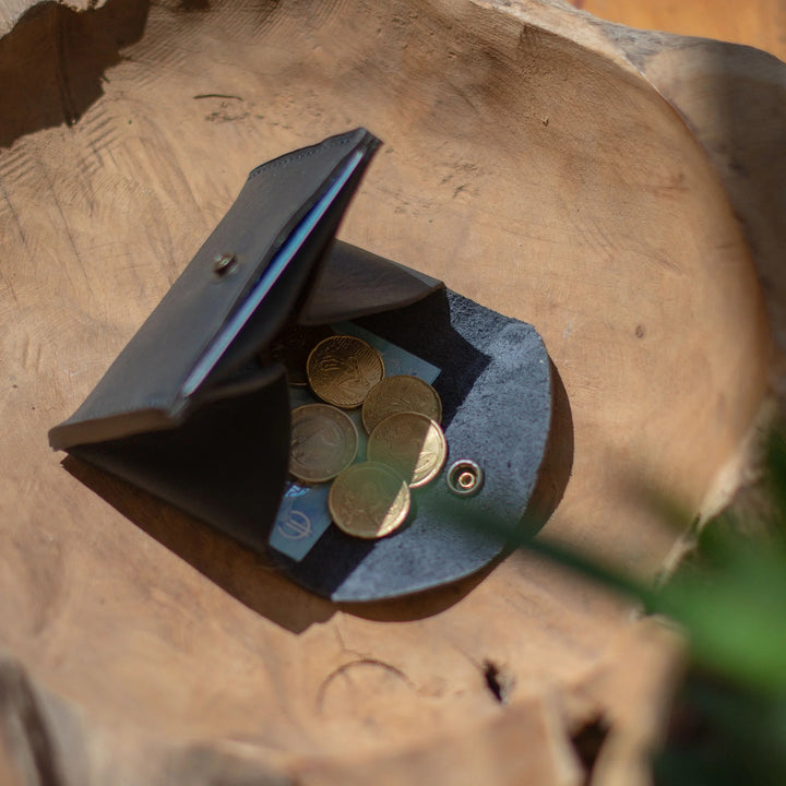 Detail der Faltung des Leder Etuis Talbin