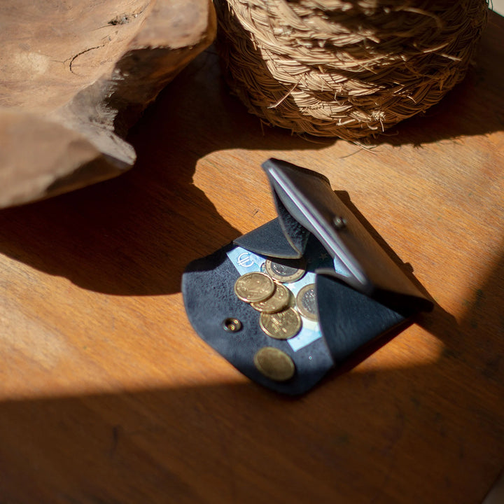 Geöffnetes Leder Etui für Münzen, Karten und Geldscheine