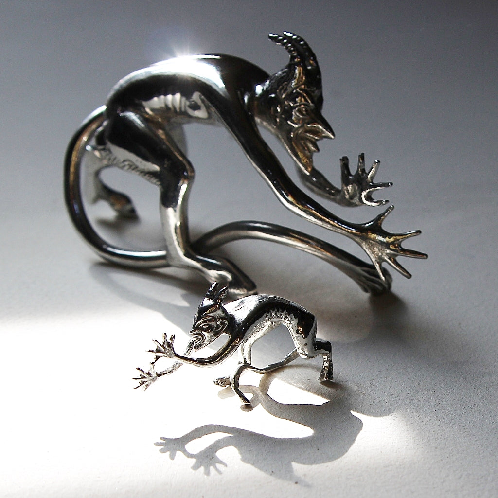 Detail der Form und Haltung der Teufelsfigur