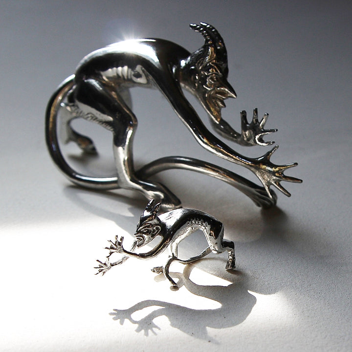 Detail der Form und Haltung der Teufelsfigur