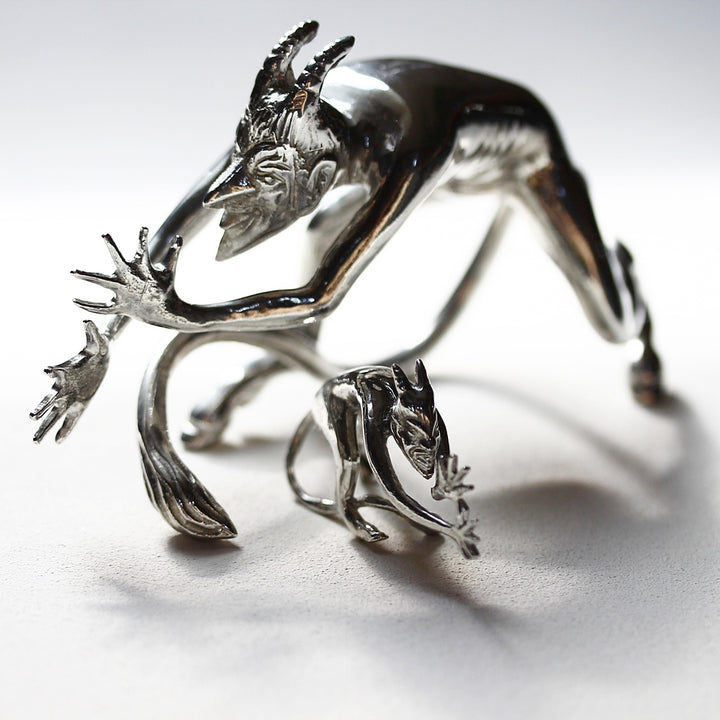 Detail der Teufelsfigur mit Fokus auf Kopf und Ausdruck