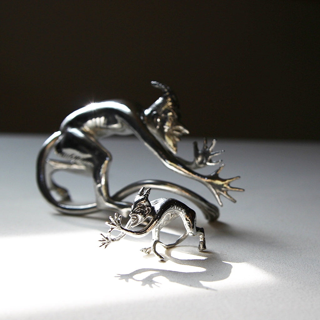 Teufelsfigur aus Hartzinn in schräger Frontansicht