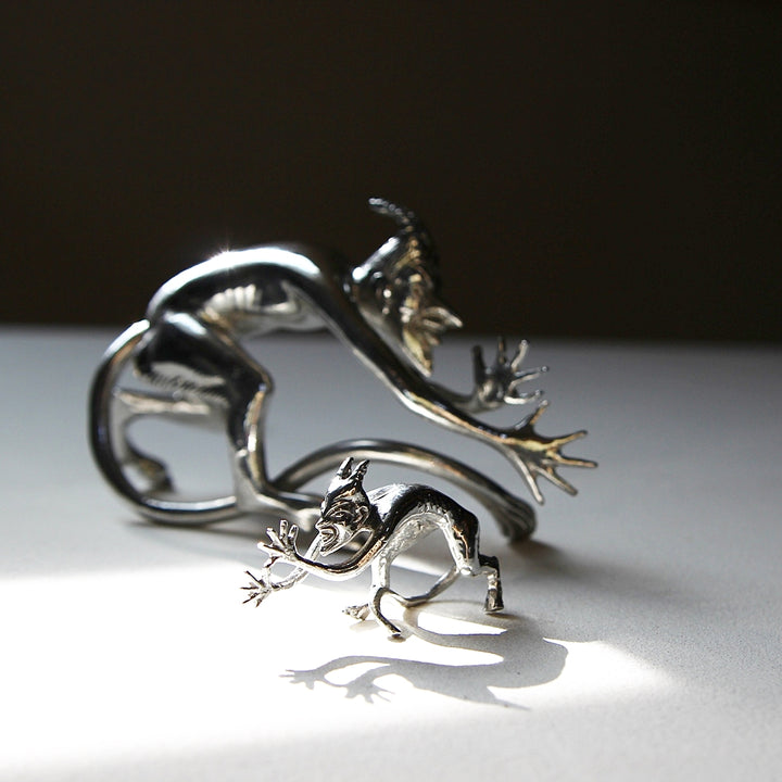 Teufelsfigur aus Hartzinn in schräger Frontansicht