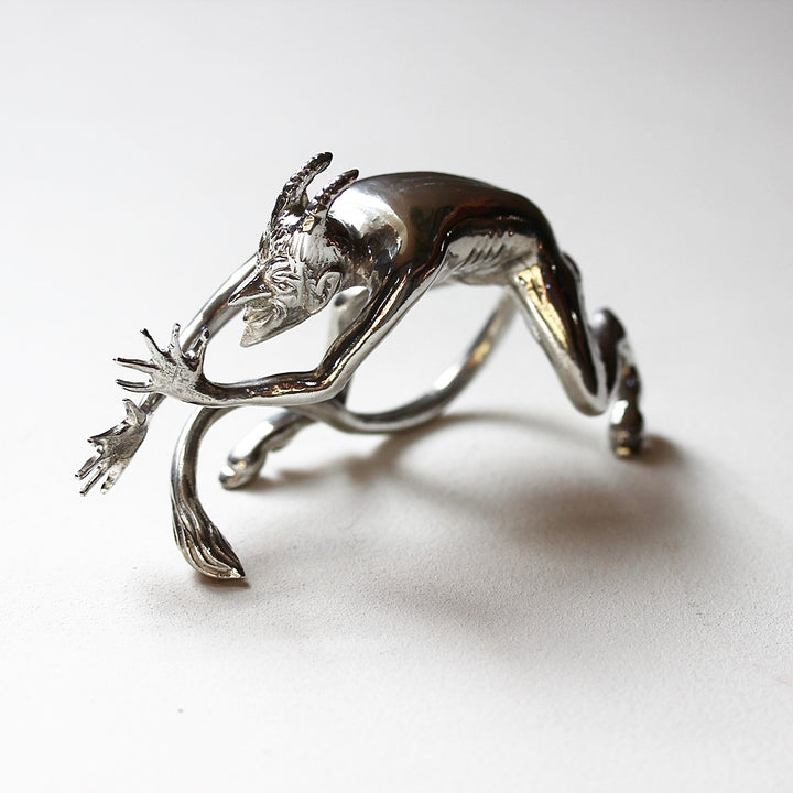 Teufelsfigur aus Hartzinn in Rückansicht