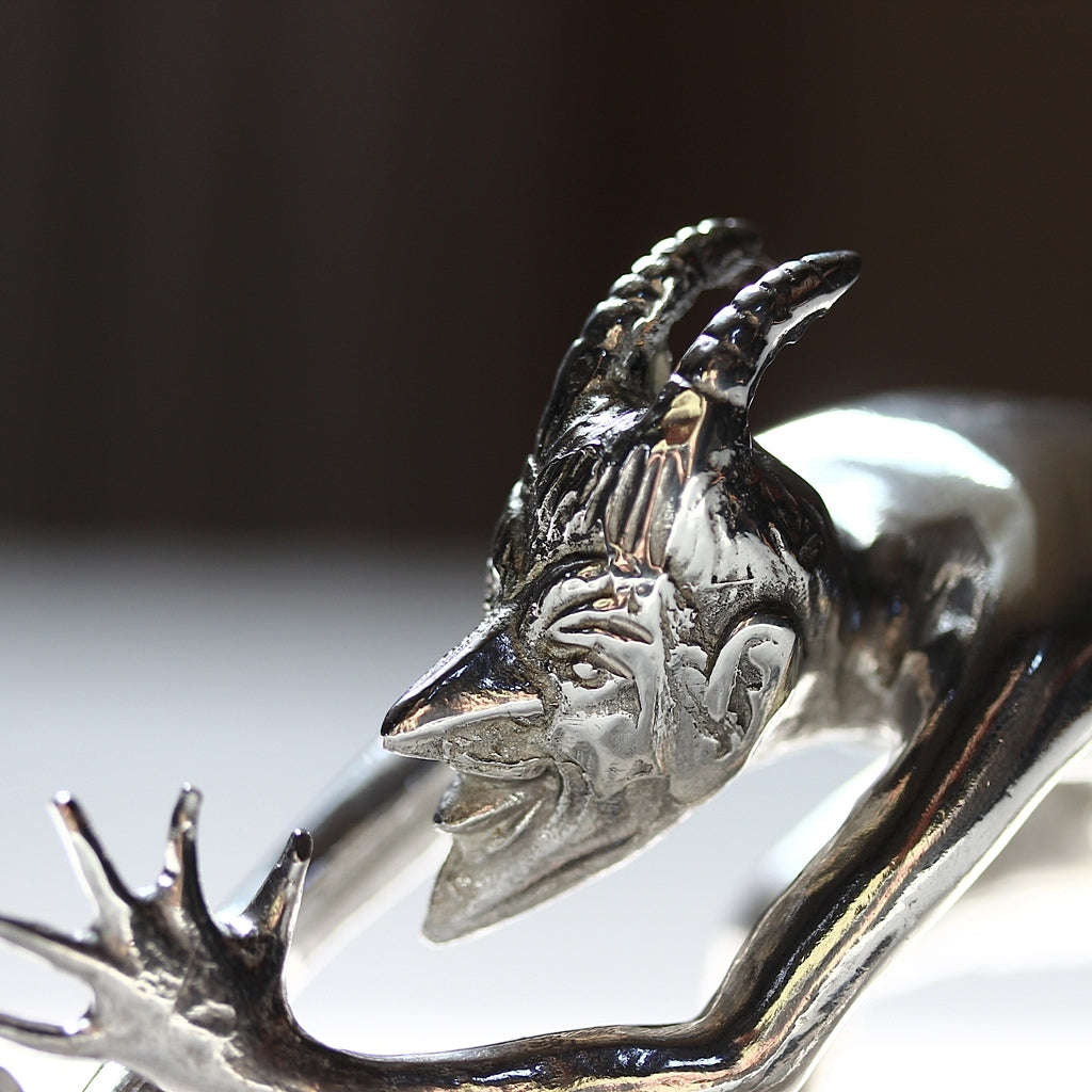Teufelsfigur aus Zinn aus alternativer Perspektive
