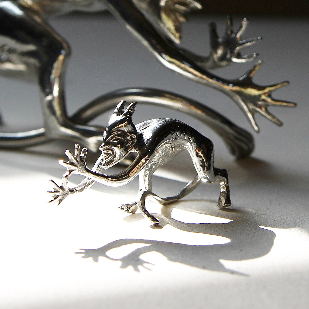 Teufelsfigur aus Zinn in Seitenansicht