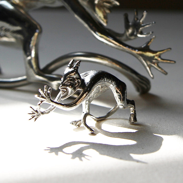 Teufelsfigur aus Zinn in Seitenansicht