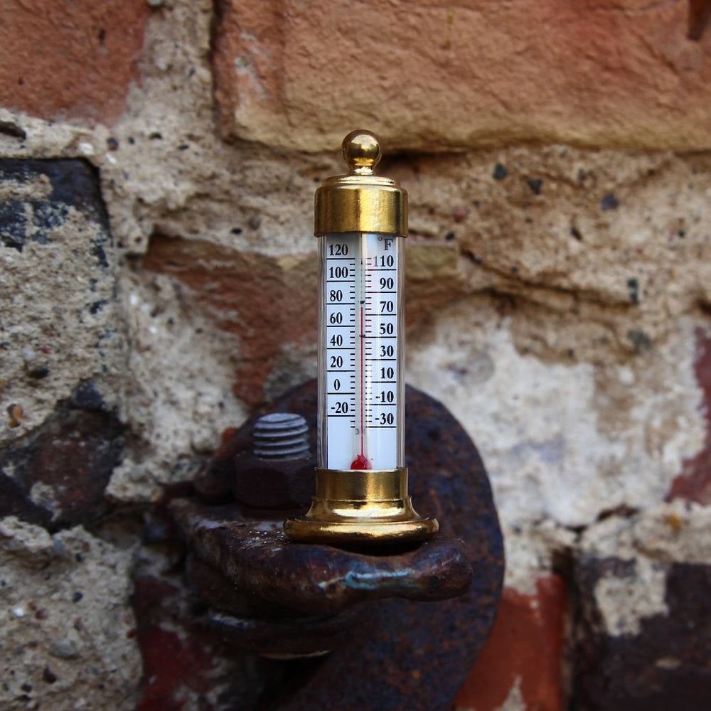 Tischthermometer aus Messing im Innenraum