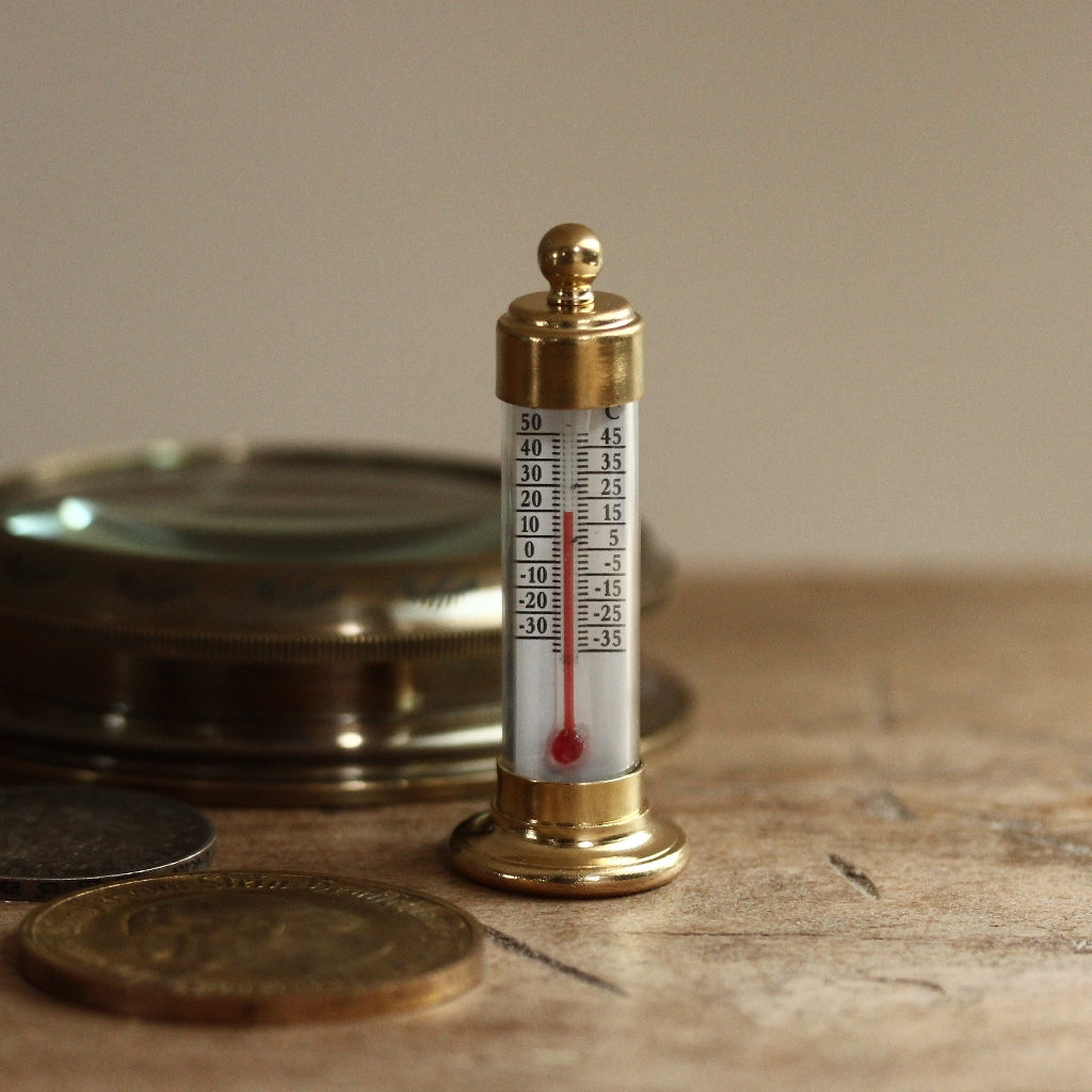Tischthermometer aus Messing von Conant auf Schreibtisch