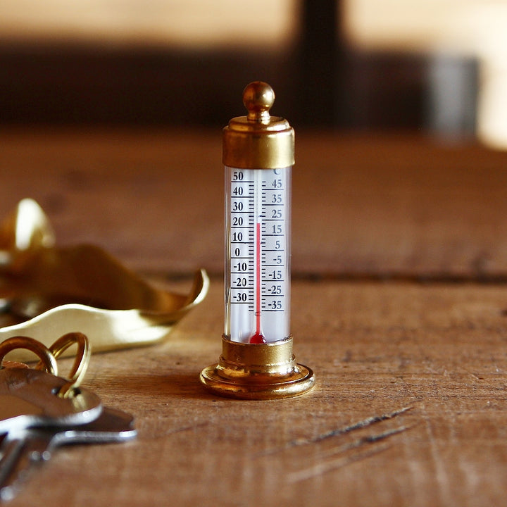 Tischthermometer aus Messing als dekoratives Wohnaccessoire