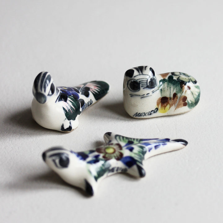 Drei kleine handbemalte Keramik-Tierfiguren aus Tonalá, Mexiko, mit floralen Mustern in Blau, Grün und Braun.