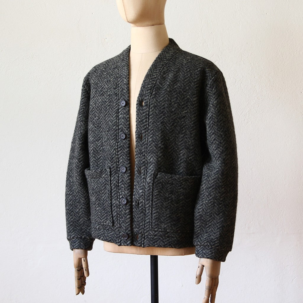 Universal Works Advance Cardigan aus Wollmischung mit Fischgrätmuster, Knopfleiste und aufgesetzten Seitentaschen