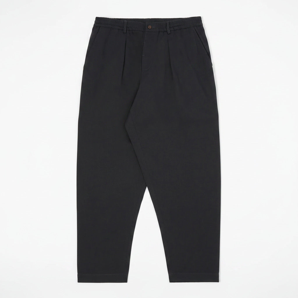 Universal Works Pleated Track Pant aus Baumwolle mit Bundfalte, elastischem Bund und schmal zulaufendem Bein