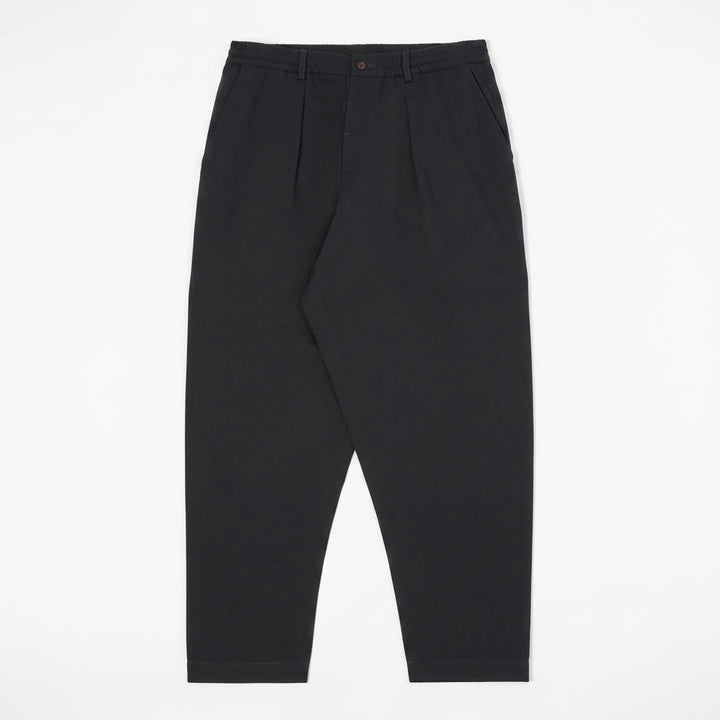 Universal Works Pleated Track Pant aus Baumwolle mit Bundfalte, elastischem Bund und schmal zulaufendem Bein