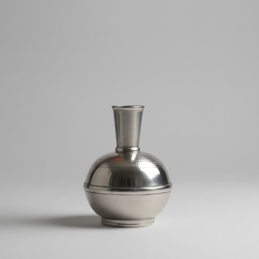 Blumenvase Germogli aus Hartzinn in minimalistischer Ansicht