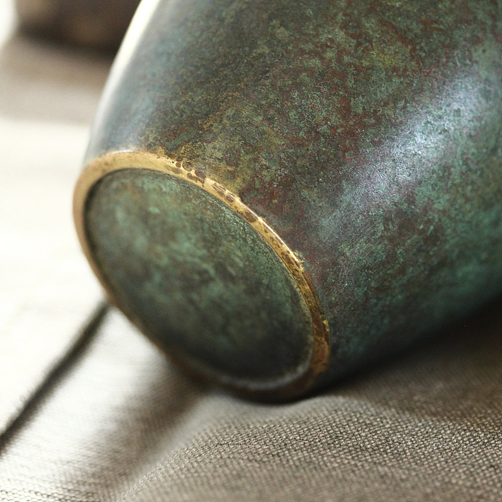 Detail des Bodens der Vase aus Messing