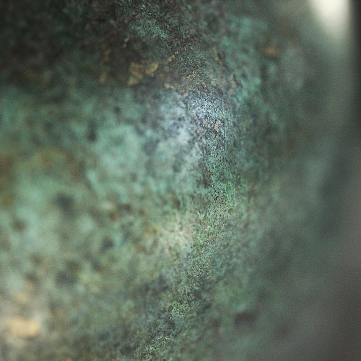 Detail der Rokusho-Patina auf Messingvase