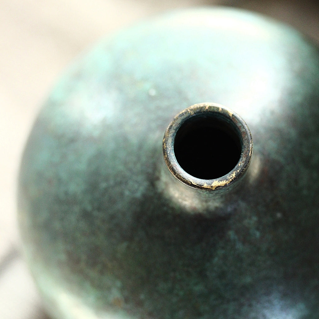 Detail des Halses der Vase mit Patina