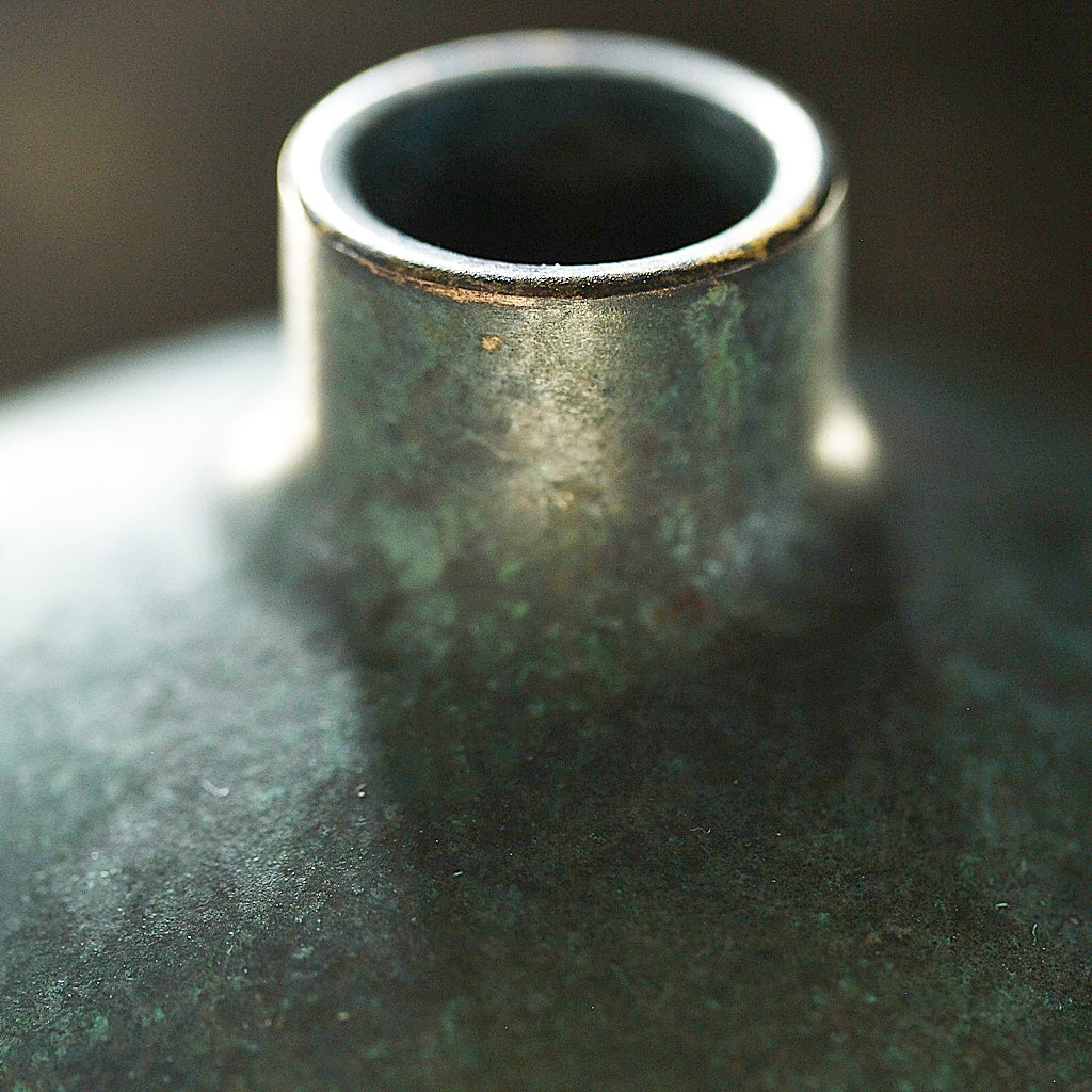 Detail der Öffnung der Messingvase