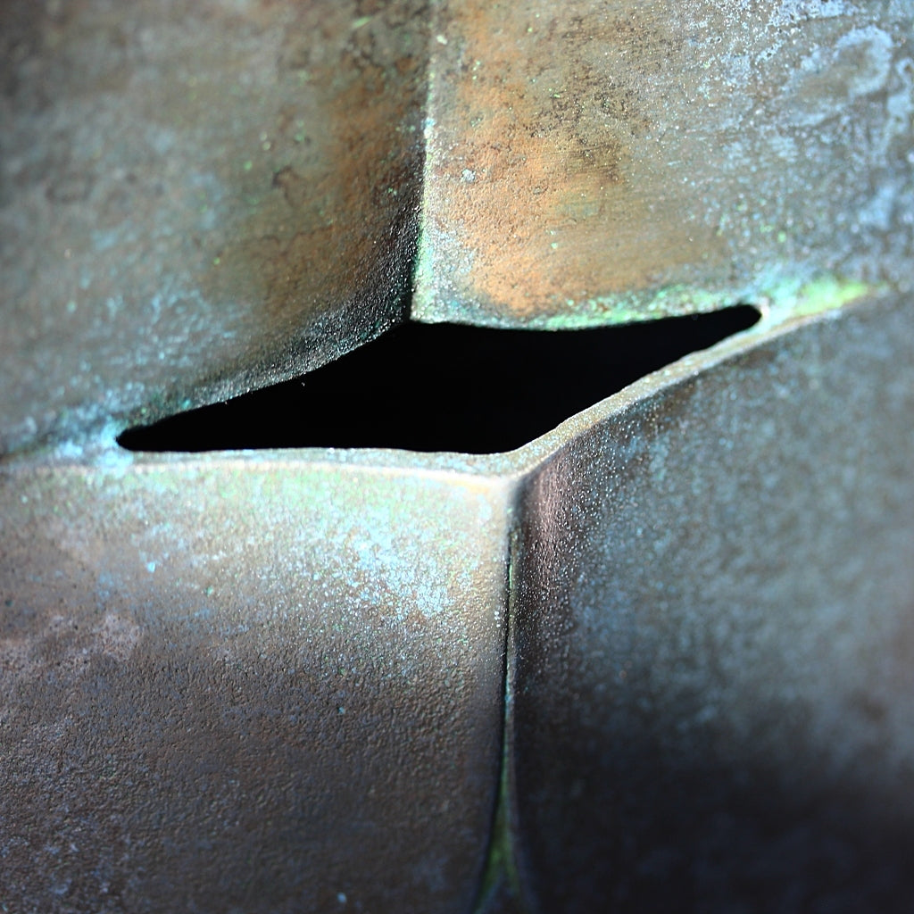 Detail der Rokusho-Patina auf der Messingvase