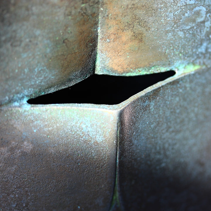 Detail der Rokusho-Patina auf der Messingvase