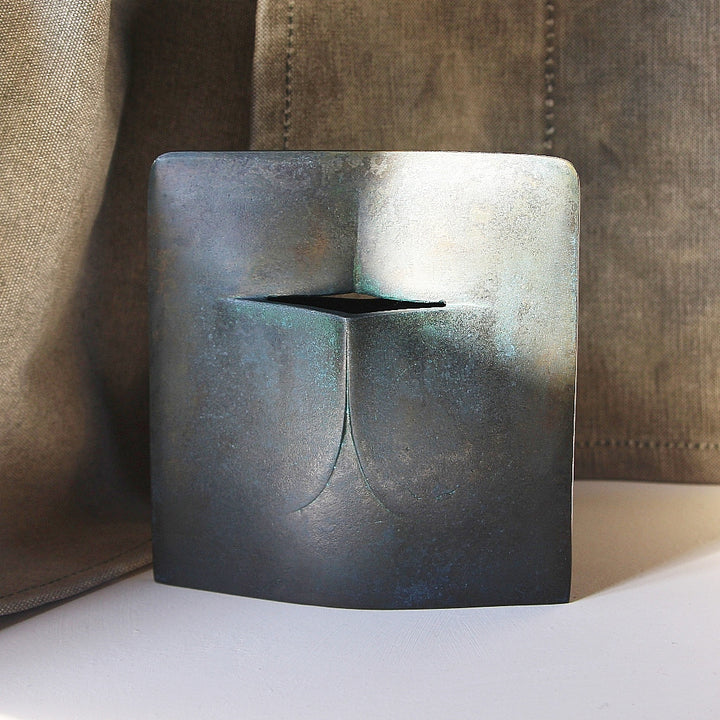 lumenvase Seki aus patiniertem Messing frontal