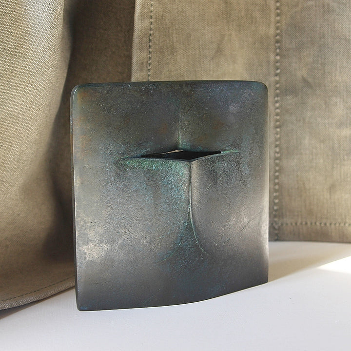 Messingvase Seki mit Rokusho-Patina in schräger Ansicht