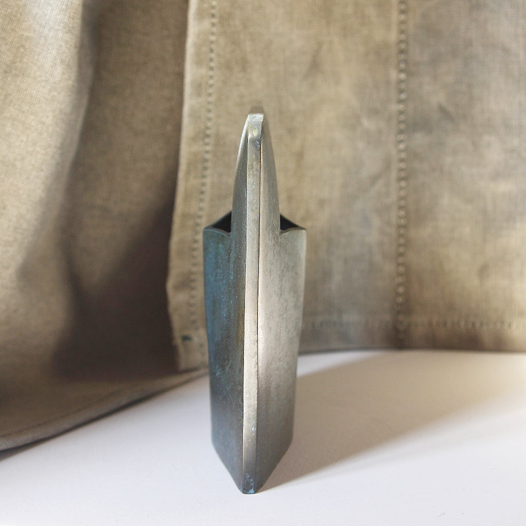 Profilansicht der Messingvase Seki