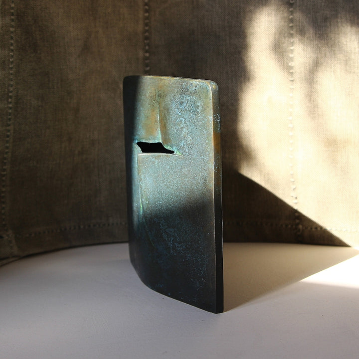 Vase Seki aus Messing in seitlicher Ansicht