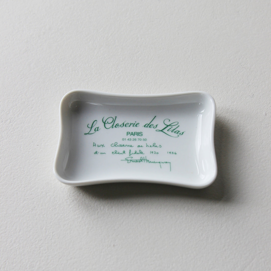 Original Apilco Porzellan-Aschenbecher aus der La Closerie des Lilas in Paris mit grünem Schriftzug und Bezug zu Ernest Hemingway.