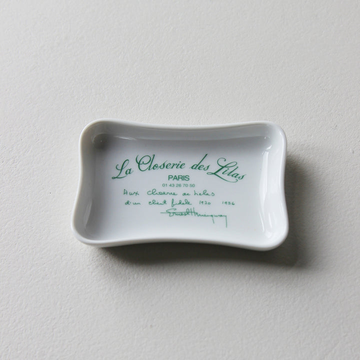 Original Apilco Porzellan-Aschenbecher aus der La Closerie des Lilas in Paris mit grünem Schriftzug und Bezug zu Ernest Hemingway.