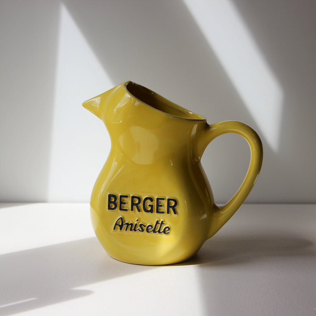 Vintage Berger Anisette Wasserkrug aus gelber Keramik mit erhabenem Berger-Schriftzug, Frankreich, 1960er bis 1970er Jahre.