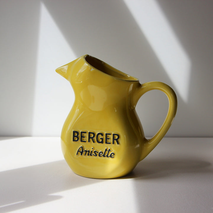 Vintage Berger Anisette Wasserkrug aus gelber Keramik mit erhabenem Berger-Schriftzug, Frankreich, 1960er bis 1970er Jahre.
