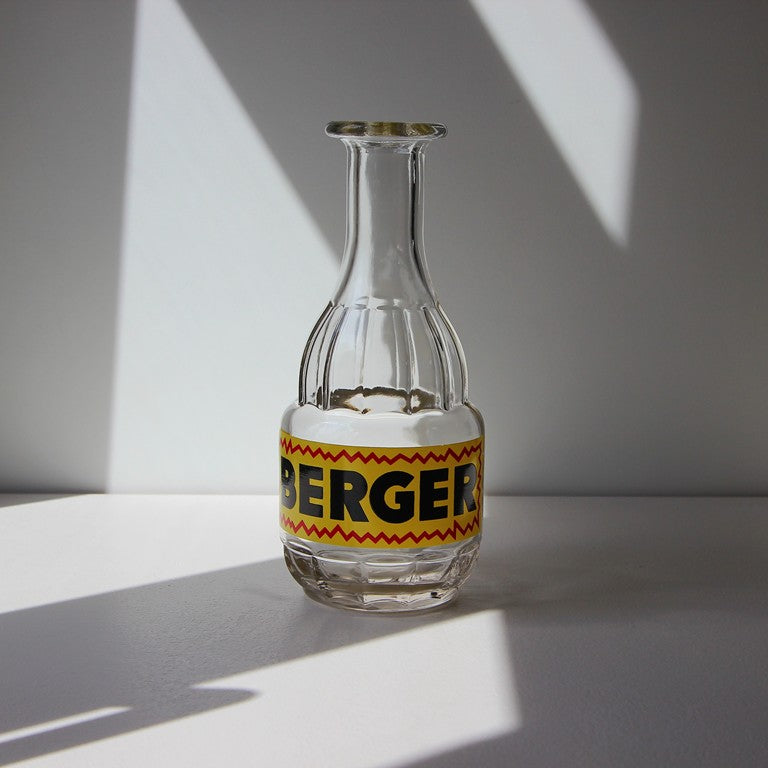Vintage Berger Pastis Werbekaraffe aus geripptem Glas mit gelbem Berger-Label, Frankreich, 1960er bis 1970er Jahre.