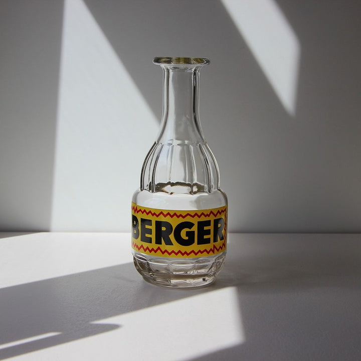 Vintage Berger Pastis Werbekaraffe aus geripptem Glas mit gelbem Berger-Label, Frankreich, 1960er bis 1970er Jahre.