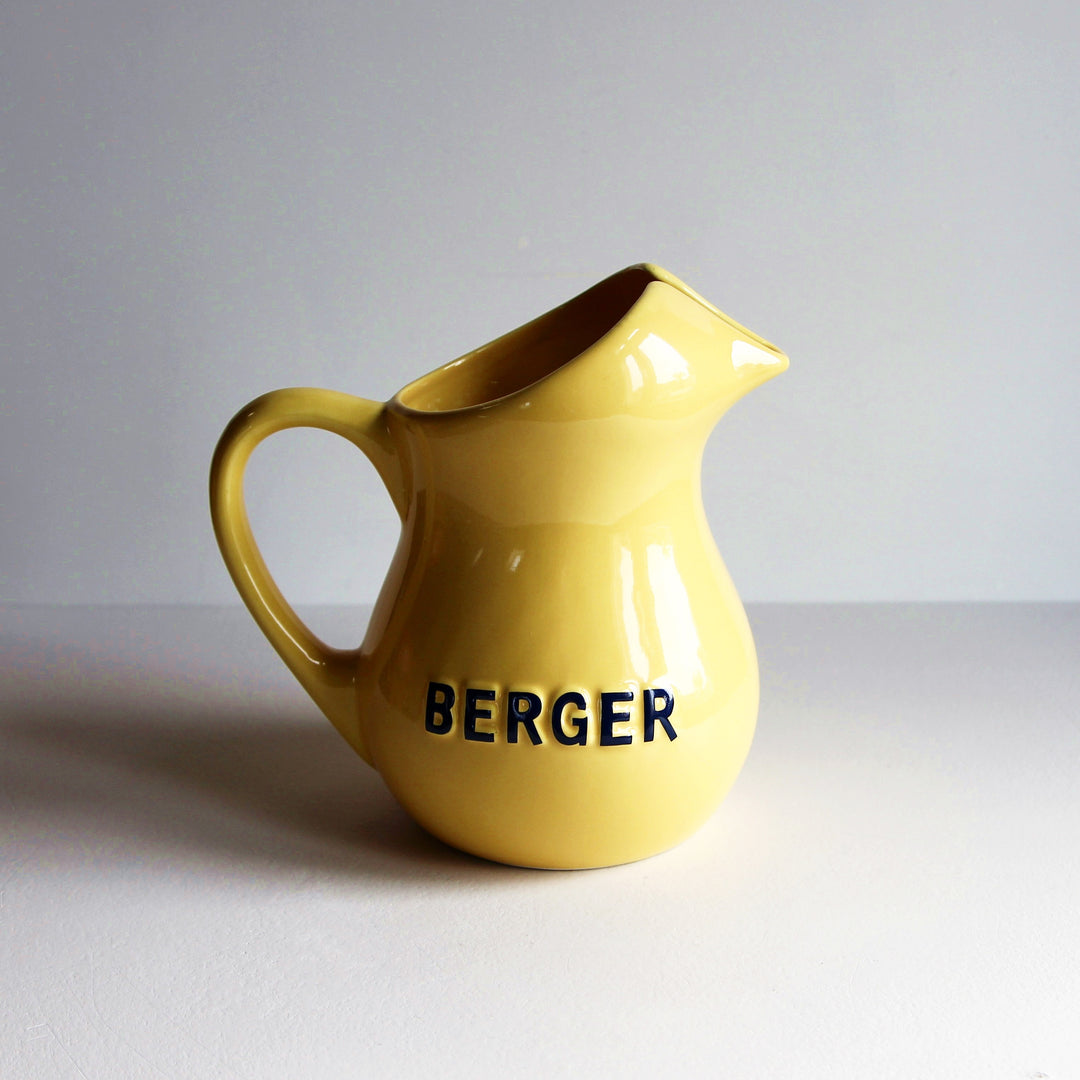 Vintage Berger Anisette Wasserkrug aus gelber Keramik mit erhabenem Berger-Schriftzug, Frankreich, 1960er–1970er Jahre.