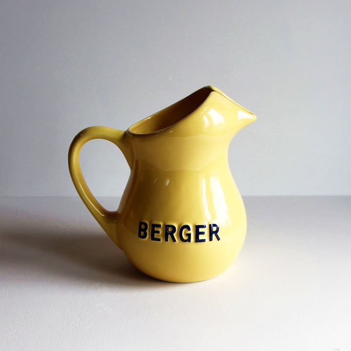Vintage Berger Anisette Wasserkrug aus gelber Keramik mit erhabenem Berger-Schriftzug, Frankreich, 1960er–1970er Jahre.