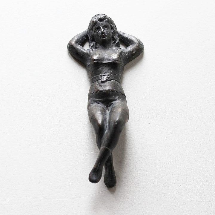 Liegende Badende aus massiver Bronze mit dunkler Patina, Mitte 20. Jahrhundert