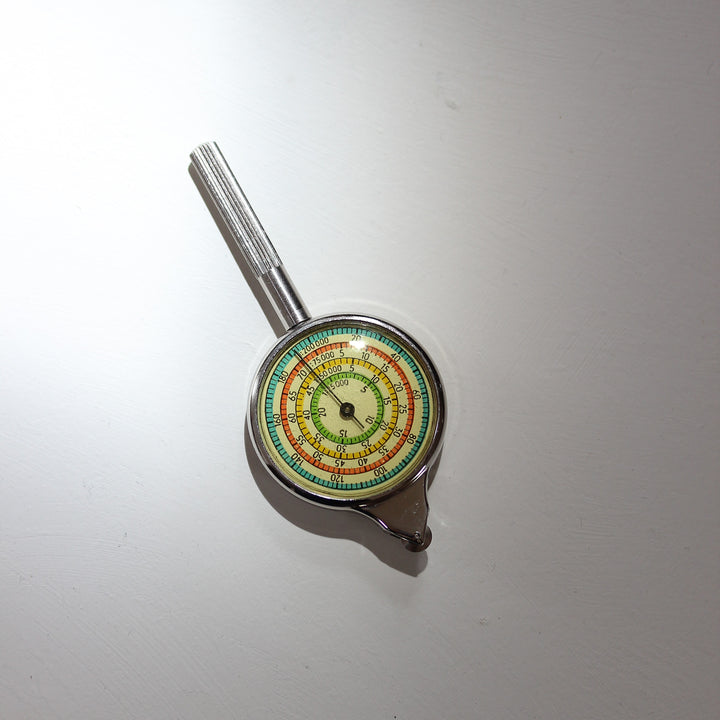 Vintage Kurvimeter aus Metall mit farbigem Zifferblatt zur mechanischen Entfernungsmessung auf Landkarten, gefertigt in den 1960er bis 1970er Jahren.