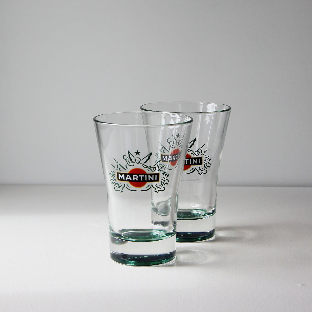 Zwei originale Vintage Martini & Rossi Longdrinkgläser mit grünem Glasboden und klassischem Martini-Logo aus den 1990er Jahren.