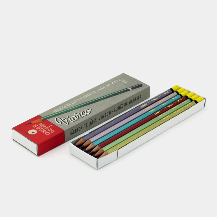 Set aus 12 Vintage Bleistiften No. 3000 in verschiedenen Farben mit gelbem Radiergummi und historischer Verpackung