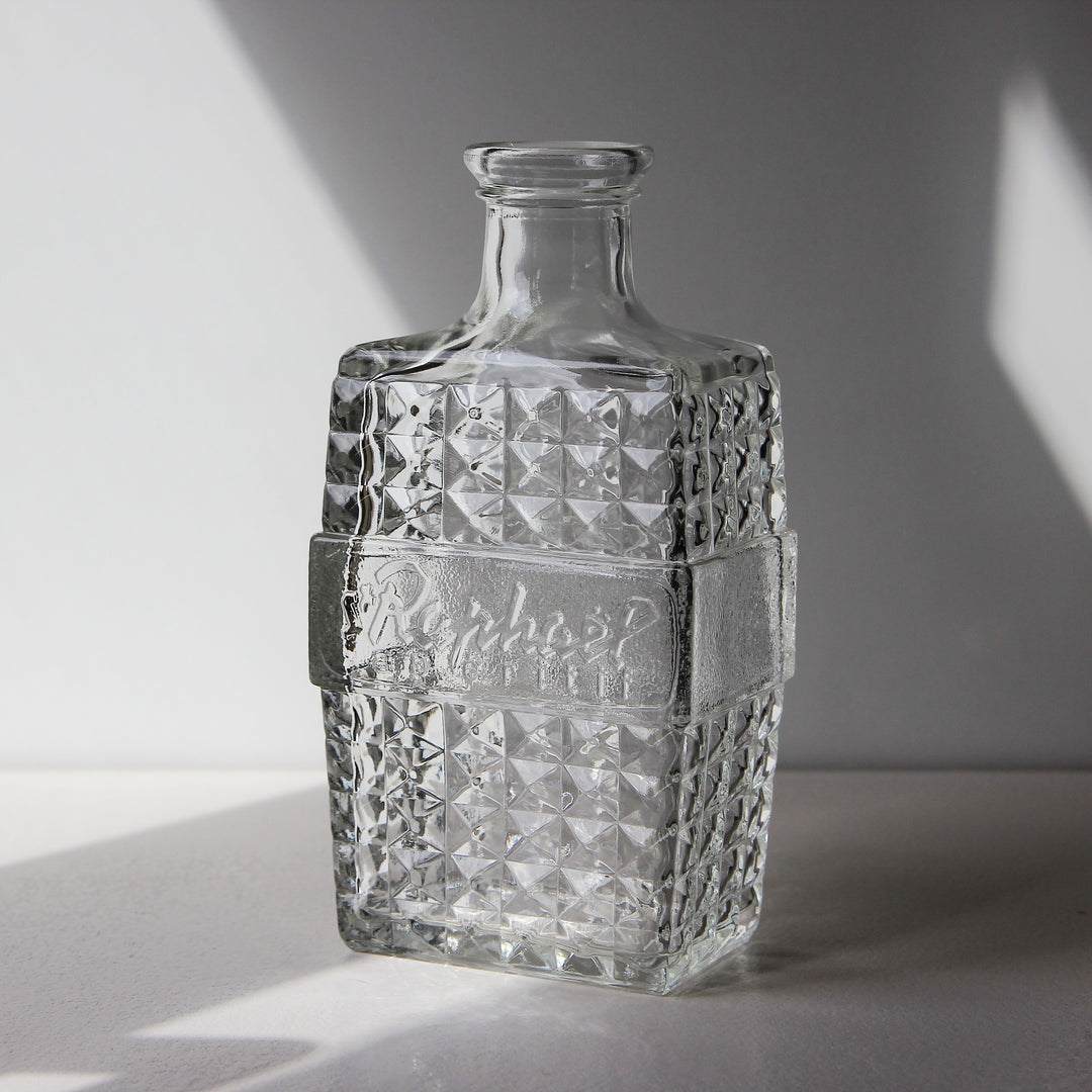 Vintage Saint Raphaël Karaffe aus Pressglas mit Diamantmuster und geprägtem Schriftzug, Frankreich, 1950er bis 1960er Jahre.