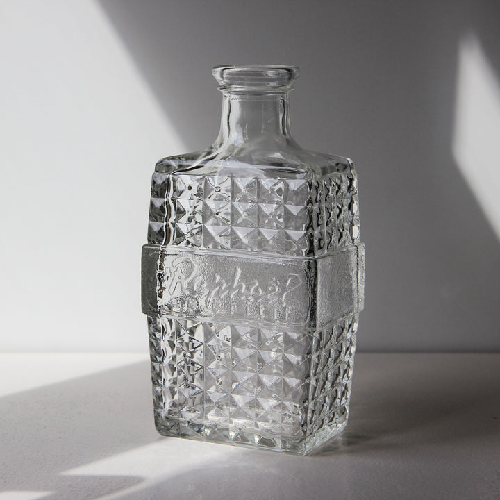 Vintage Saint Raphaël Karaffe aus Pressglas mit Diamantmuster und geprägtem Schriftzug, Frankreich, 1950er bis 1960er Jahre.